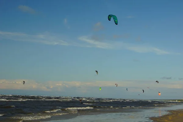 Día Soleado Verano Competiciones Kitesurf Las Olas Del Golfo Riga — Foto de Stock
