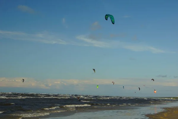 Verão Dia Ensolarado Competições Kiteboarding Nas Ondas Golfo Riga — Fotografia de Stock