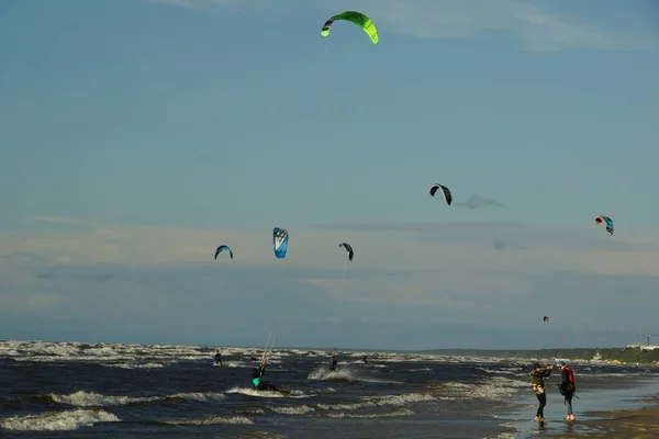Verão Dia Ensolarado Competições Kiteboarding Nas Ondas Golfo Riga — Fotografia de Stock