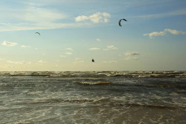 Yaz güneşli bir gün ve Riga Körfezi dalgalarında uçurtma sörfü müsabakaları