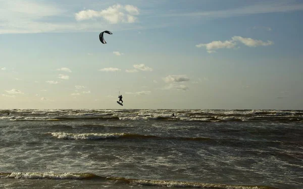 Zomer Zonnige Dag Kitesurfen Wedstrijden Golven Van Golf Van Riga — Stockfoto