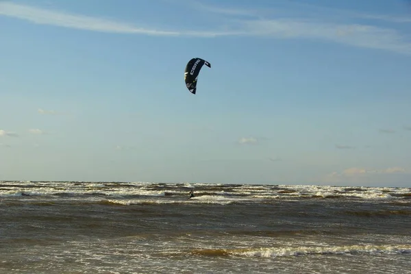 Zomer Zonnige Dag Kitesurfen Wedstrijden Golven Van Golf Van Riga — Stockfoto