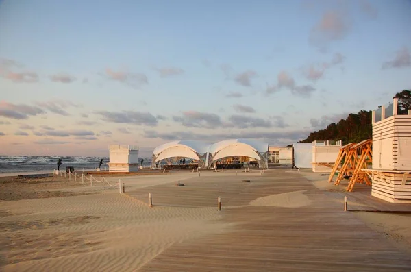 Yaz sakin bir akşam ve Riga Körfezi kıyısındaki kumlu sahil boyunca bir yürüyüş.