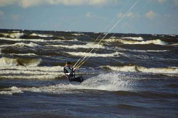 Verão Dia Ensolarado Competições Kiteboarding Nas Ondas Golfo Riga — Fotografia de Stock