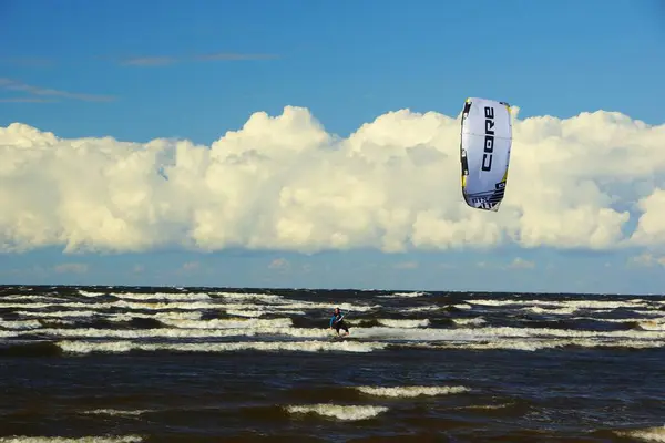 Yaz güneşli bir gün ve Riga Körfezi dalgalarında uçurtma sörfü müsabakaları