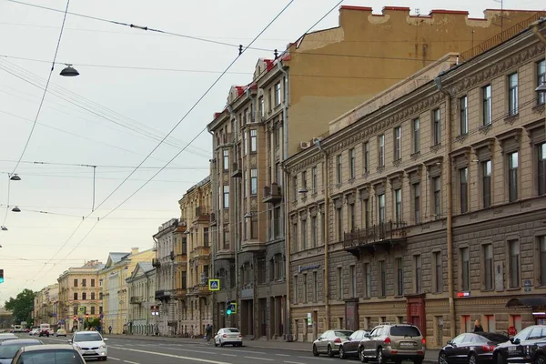 Art Nouveau binası Vasilyevsky Adası 'nın birinci hattı, 26 numaralı ev, ana cephe.