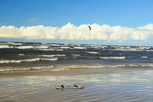 Yaz güneşli bir gün ve Riga Körfezi dalgalarında uçurtma sörfü müsabakaları