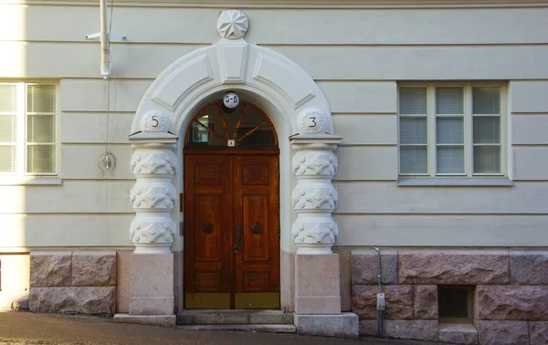 ヘルシンキの中心街の一つで国家ロマン主義様式の住宅建築のファサードの装飾の断片 — ストック写真