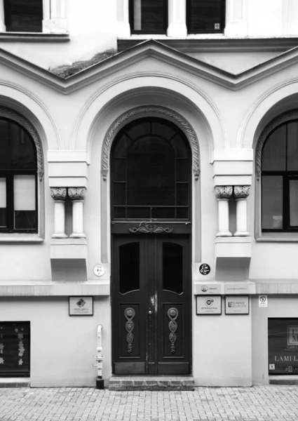 Fragmento Fachada Con Puerta Edificio Residencial Estilo Del Romanticismo Nacional — Foto de Stock