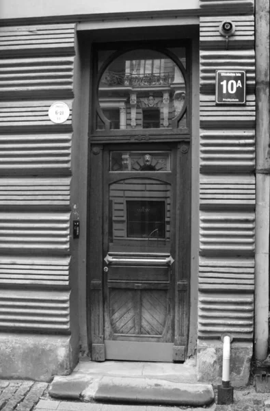 Fragmento Fachada Con Puerta Edificio Residencial Estilo Del Romanticismo Nacional —  Fotos de Stock