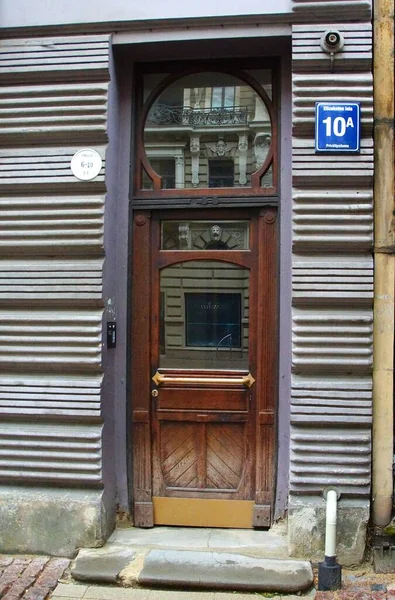 リガの中心街の一つに国家ロマン主義様式の住宅建築の扉とファサードの断片 — ストック写真