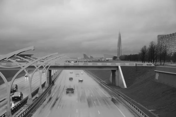 Gloomy Lente Avond Uitzicht Snelweg Vanaf Voetgangersbrug — Stockfoto