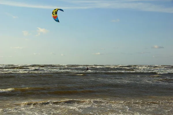 Yaz güneşli bir gün ve Riga Körfezi dalgalarında uçurtma sörfü müsabakaları