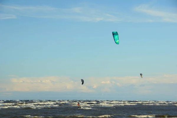 Zomer Zonnige Dag Kitesurfen Wedstrijden Golven Van Golf Van Riga — Stockfoto