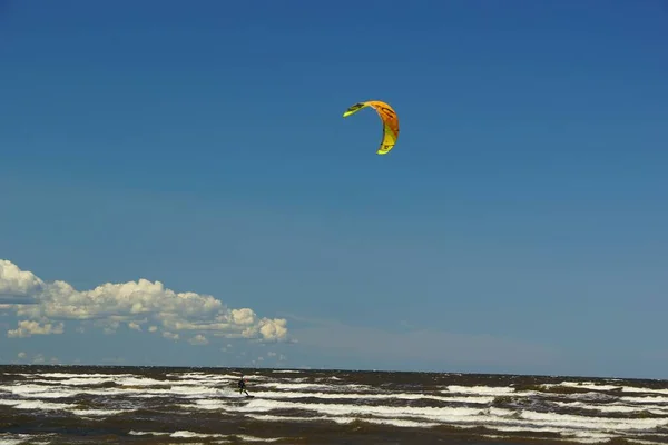 夏の晴れた日とリガ湾の波の上のカイトボード競技 — ストック写真