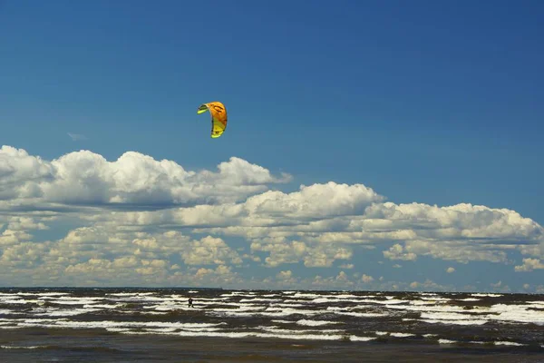 Yaz güneşli bir gün ve Riga Körfezi dalgalarında uçurtma sörfü müsabakaları