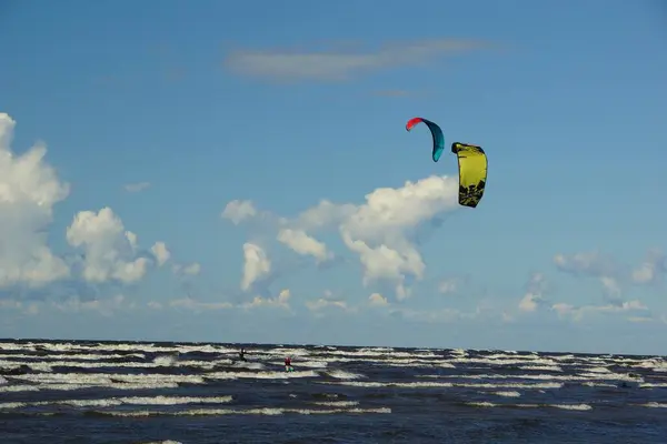 Letní Slunečný Den Kiteboarding Soutěže Vlnách Rižského Zálivu — Stock fotografie