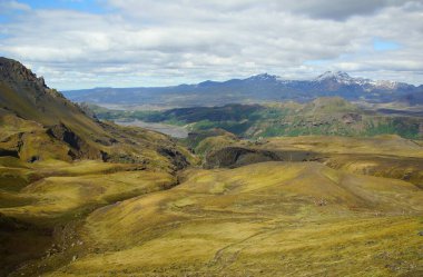 İzlanda 'da büyüleyici yaz yürüyüşü
