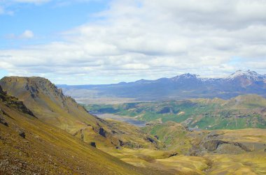 İzlanda 'da büyüleyici yaz yürüyüşü