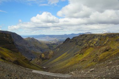 İzlanda 'da büyüleyici yaz yürüyüşü