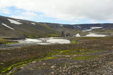 İzlanda 'da büyüleyici yaz yürüyüşü