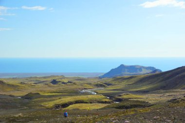 İzlanda 'da büyüleyici yaz yürüyüşü