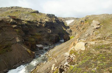 İzlanda 'da büyüleyici yaz yürüyüşü