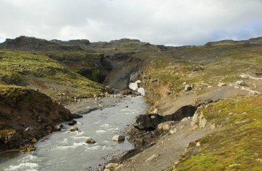 İzlanda 'da büyüleyici yaz yürüyüşü
