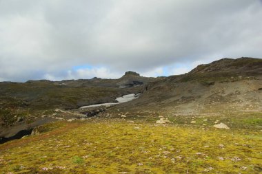 İzlanda 'da büyüleyici yaz yürüyüşü