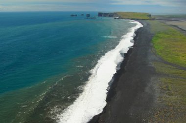 Vic kasabasından siyah Reinisfjara plajına sabah yürüyüşü, dağdan manzara