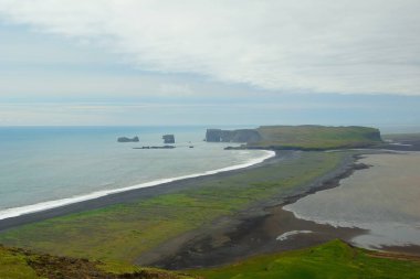 Vic kasabasından siyah Reinisfjara plajına sabah yürüyüşü, dağdan manzara
