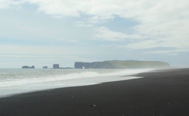 İzlanda 'da büyüleyici bir yaz yürüyüşü, Vic kasabasında durup Reinisfiyara' nın siyah plajını keşfetmek.