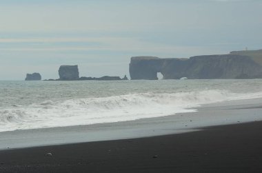 İzlanda 'da büyüleyici bir yaz yürüyüşü, Vic kasabasında durup Reinisfiyara' nın siyah plajını keşfetmek.