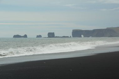 İzlanda 'da büyüleyici bir yaz yürüyüşü, Vic kasabasında durup Reinisfiyara' nın siyah plajını keşfetmek.
