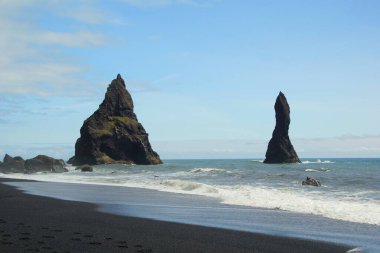 İzlanda 'da büyüleyici bir yaz yürüyüşü, Vic kasabasında durup Reinisfiyara' nın siyah plajını keşfetmek.