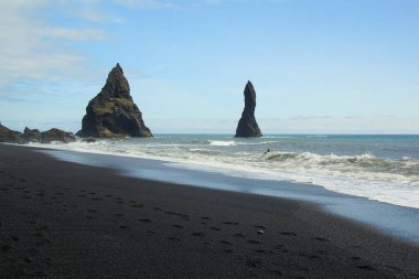 İzlanda 'da büyüleyici bir yaz yürüyüşü, Vic kasabasında durup Reinisfiyara' nın siyah plajını keşfetmek.