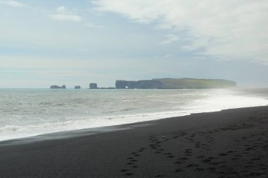 İzlanda 'da büyüleyici bir yaz yürüyüşü, Vic kasabasında durup Reinisfiyara' nın siyah plajını keşfetmek.