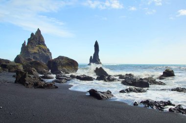 İzlanda 'da büyüleyici bir yaz yürüyüşü, Vic kasabasında durup Reinisfiyara' nın siyah plajını keşfetmek.