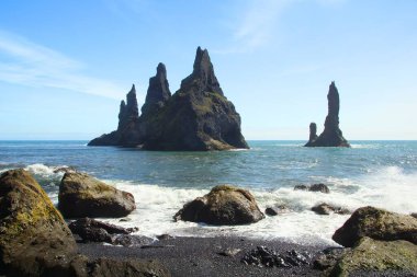 İzlanda 'da büyüleyici bir yaz yürüyüşü, Vic kasabasında durup Reinisfiyara' nın siyah plajını keşfetmek.