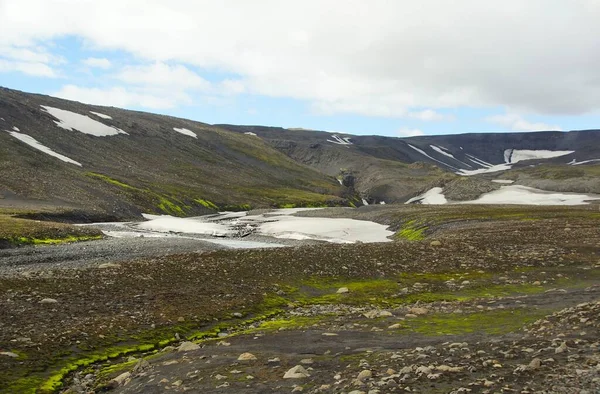 アイスランドの魅力的な夏のハイキング — ストック写真