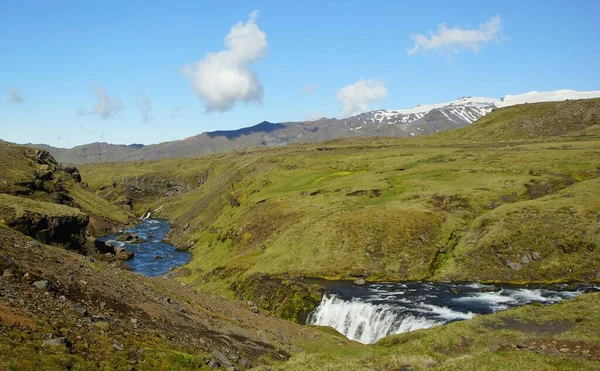 在冰岛一个迷人的夏季远足 在火山 冰川和瀑布的国度 是Skogau Falls Vic村海路的一部分 — 图库照片