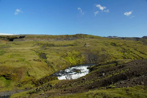アイスランドの魅力的な夏のハイキング 火山の国で 氷河や滝 パスの一部 Skogauの滝 海の上のヴィク村 — ストック写真
