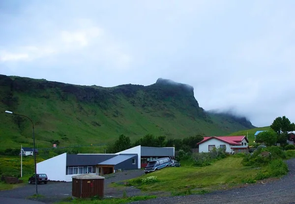 폭포가 아이슬란드 여름의 흥미진진 하이킹 마을에서의 이브닝 — 스톡 사진