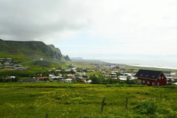 가많은 나라인 아이슬란드에서 여름의 흥미진진 하이킹 빅이라는 마을에서 — 스톡 사진