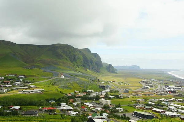 가많은 나라인 아이슬란드에서 여름의 흥미진진 하이킹 빅이라는 마을에서 — 스톡 사진