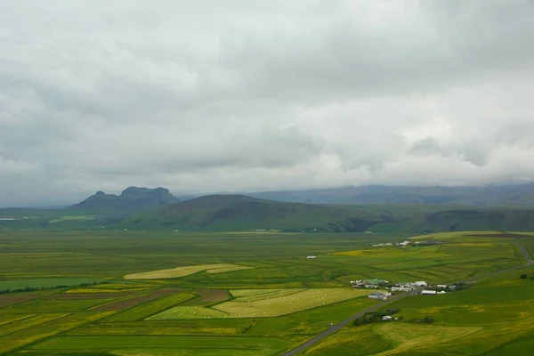 アイスランド旅行中にヴィクの町に立ち寄り ライニスフィヤーとその周辺の黒いビーチを探索してください — ストック写真