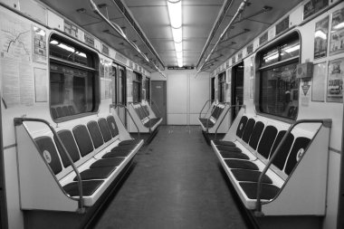 Minsk 'te bir metro elektrikli treninin yolcu vagonunun içinde.