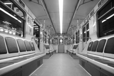 Minsk 'te bir metro elektrikli treninin yolcu vagonunun içinde.