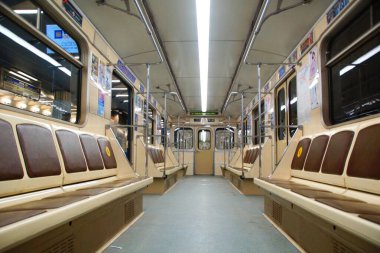 Minsk 'te bir metro elektrikli treninin yolcu vagonunun içinde.
