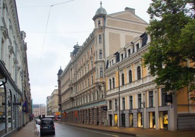 Sıkıcı bir yaz sabahı ve kasvetli şehir merkezlerinde bir yürüyüş, güzel cepheler ve bir tramvay.